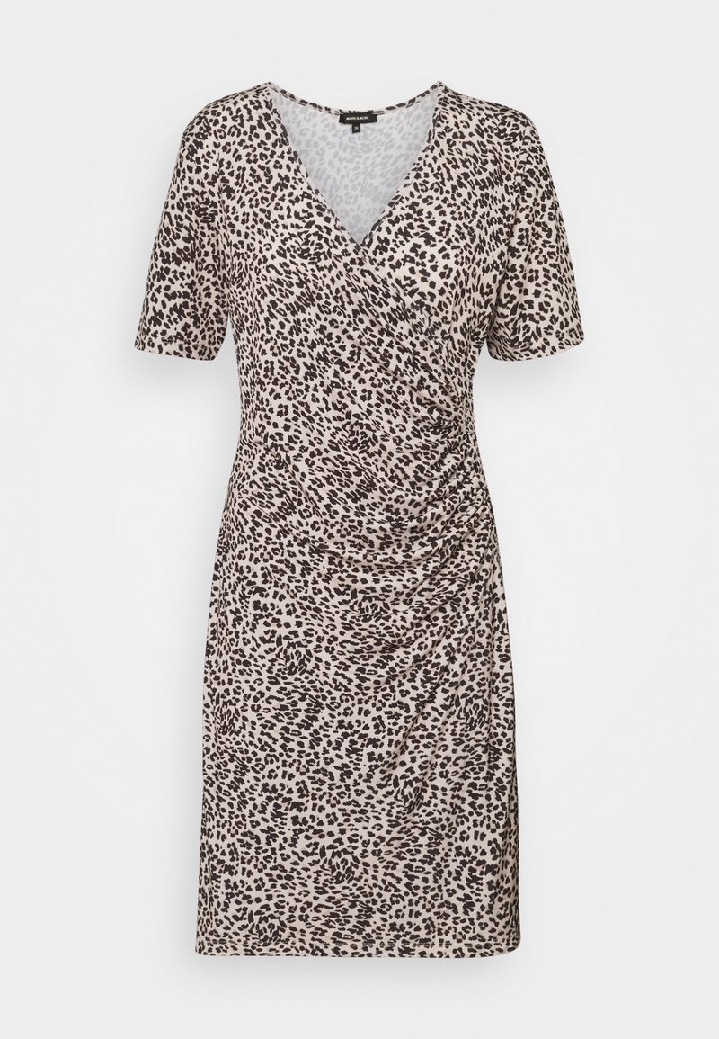 Leopardenmuster Wickelkleid in Beige und Schwarz; verfügt über einen V-Ausschnitt, kurze Ärmel und geraffte Seitendetails für eine figurbetonte Silhouette.