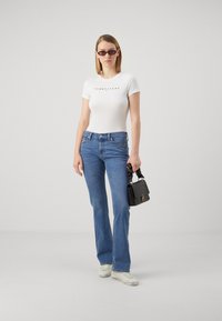 Tommy Jeans SLIM LINEAR TEE - Triko s potiskem - white