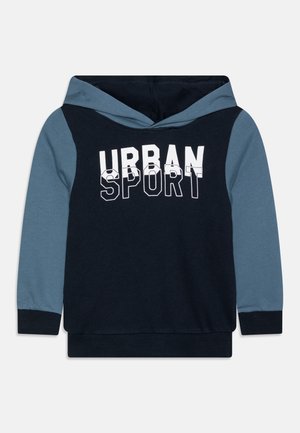 Sweat à capuche enfant avec corps noir, manches bleues et texte "URBAN SPORT" en lettres blanches avec contour sur le devant.