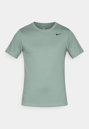 Mėtų žalios spalvos trumpomis rankovėmis marškinėliai, pagaminti iš sklandžios medžiagos, su juodu „Nike“ logotipu viršutiniame kairiajame kampe. Apvalaus kaklo dizainas.