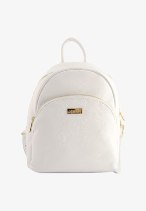 Weißer Leder-Rucksack mit strukturiertem Finish, ausgestattet mit goldfarbenen Beschlägen, einem Hauptreißverschlussfach und einer kleinen Vordertasche.
