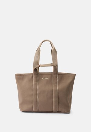 Sac cabas en toile beige avec deux paires de poignées, marqué "BOSS" au centre devant et sur les longues bandoulières.