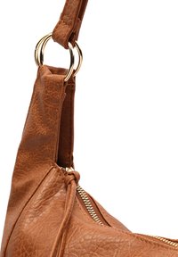 Borsa in pelle marrone con trama, con cerniera dorata e doppio anello dorato che collega la tracolla alla borsa.