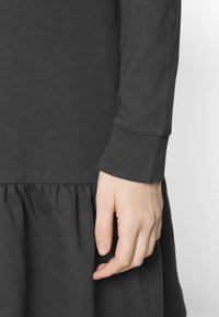 ONLY ONLDREAMER LIFE FLOUNCE - Vestido de dia - phantom