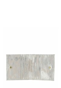 Portefeuille trifold métallique argenté ouvert, montrant six emplacements pour cartes de chaque côté et deux boutons-pression pour la fermeture.