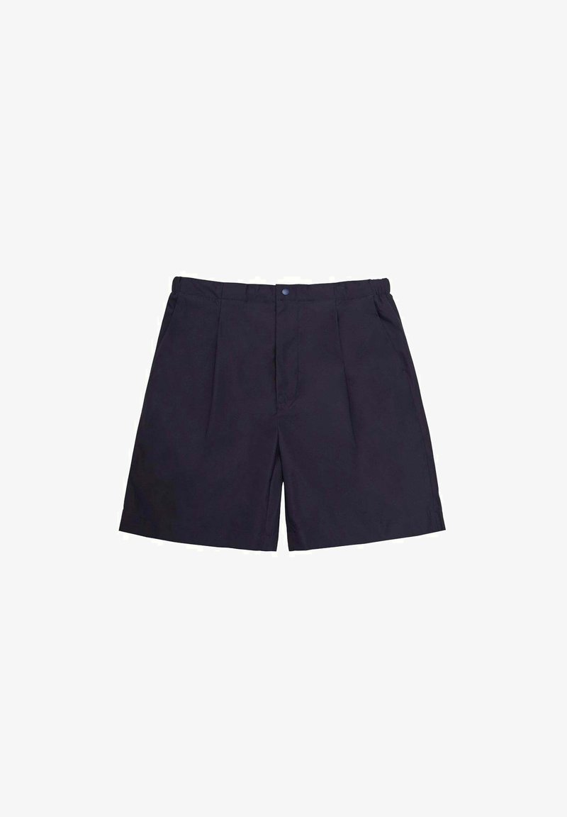 Pantaloni corti blu navy realizzati in tessuto leggero, con una parte frontale plissè, vita standard e chiusura con un solo bottone.
