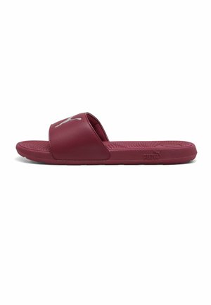 Sandalo slide Puma color borgogna con una singola fascia larga, sottopiede testurizzato e logo Puma sulla fascia e sul lato della suola.
