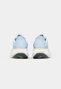 Šviesiai mėlyni sportiniai batai su orui pralaidia tinkline viršutine dalimi, paminkštintu padu ir tekstūruotu guminio pado paviršiumi sukibimui.