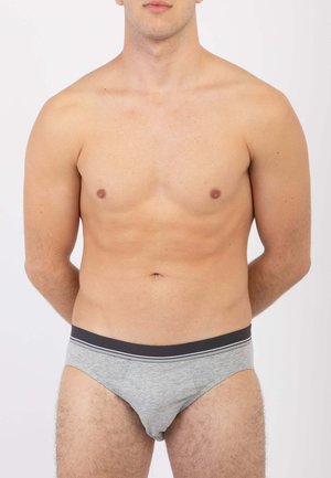 Slip grigio in cotone con una cintura nera decorata da strisce orizzontali bianche. Il tessuto appare morbido, elastico e traspirante.