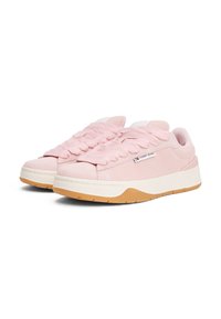 Rosa semskesneakers med avrundet tå, tykk hvit mellomsåle og gummirendel såle. Har teksturerte snøringer og merkevare på siden.