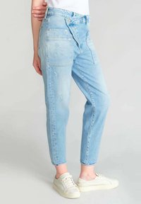 Le Temps Des Cerises COSY 7/8ÈME - Jeans Tapered Fit - bleu/blauw ...