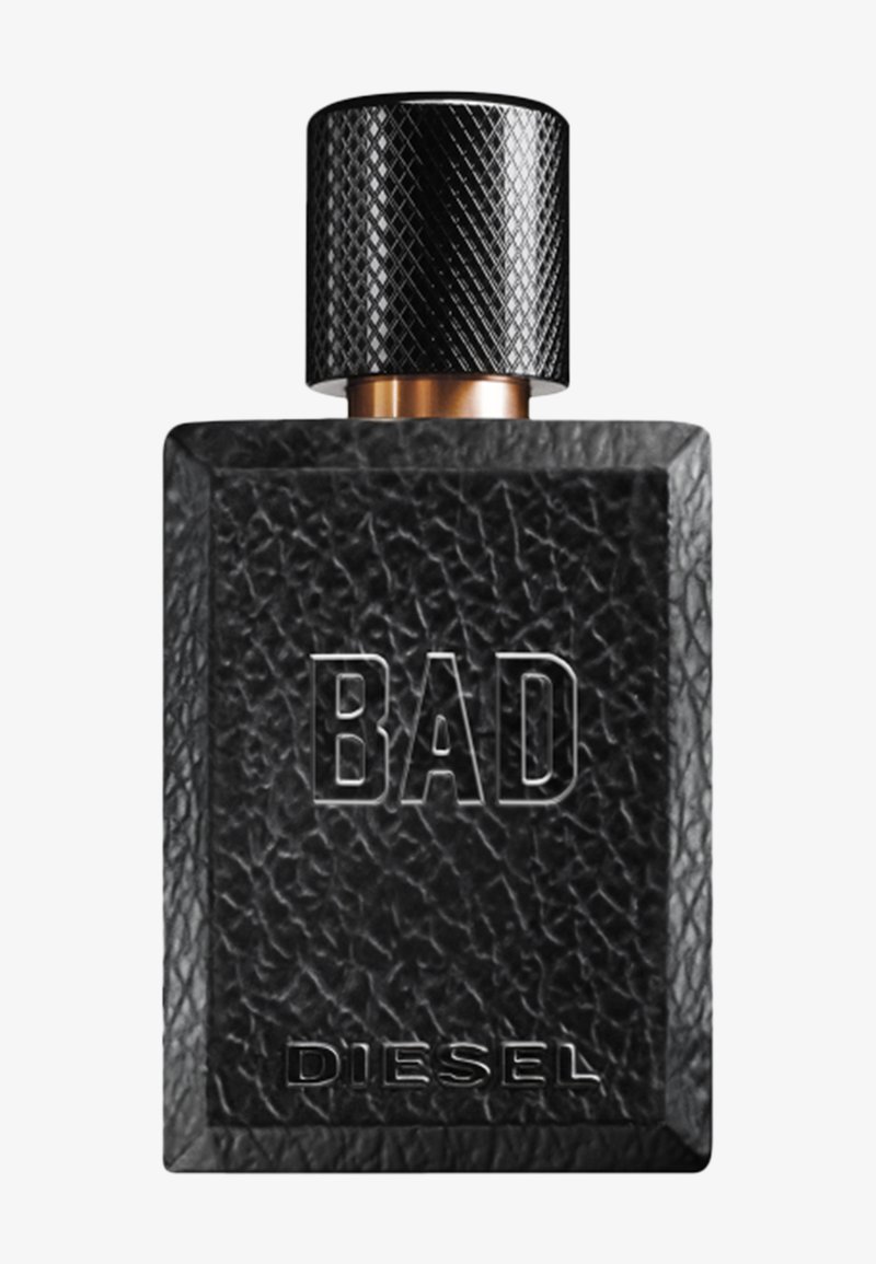 Sort, tekstureret rektangulær Diesel parfume flaske med "BAD" præget i store bogstaver og en tekstureret sort hætte.
