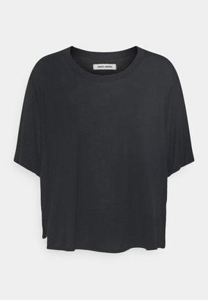 Czarny krótki t-shirt z krótkim rękawem, wykonany z miękkiego materiału, z okrągłym dekoltem oraz swobodnym, luźnym krojem z prostym dołem.