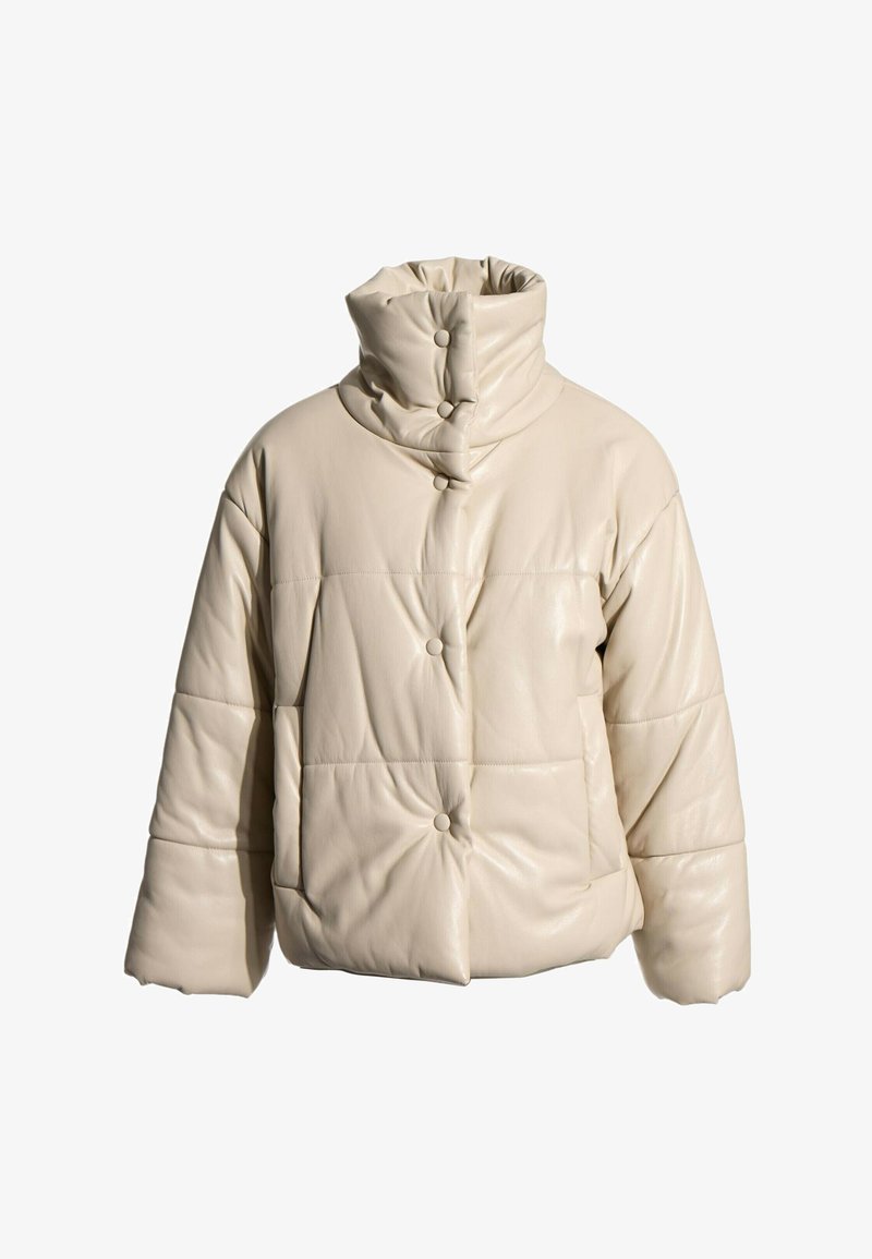 Veste matelassée beige avec col haut et fermeture à boutons-pression, conçue pour l’hiver.