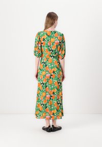 Maxikleid mit kurzen Puffärmeln in einem grünen Blumenmuster, das orange und rosa Rosen zeigt. Leichte Stoffqualität und lockere Passform.