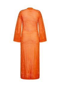 Lång, orange, nätöverdrag klänning med långa ärmar och rund halsringning, med ett öppet stickat mönster och en avslappnad passform.