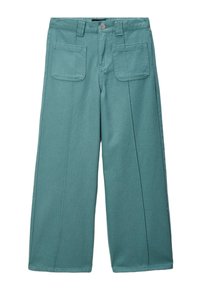Pantalons large teal avec poches plaquées à l'avant, passants de ceinture et fermeture à bouton à l'avant.