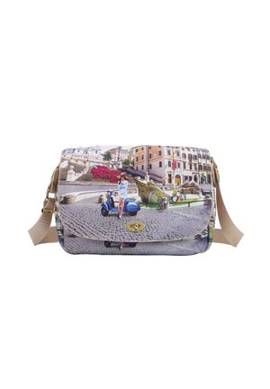 Borsa stampata con un design scenico, vari motivi di edifici, una vespa e dettagli in oro metallizzato. Include una tracolla regolabile di colore beige.