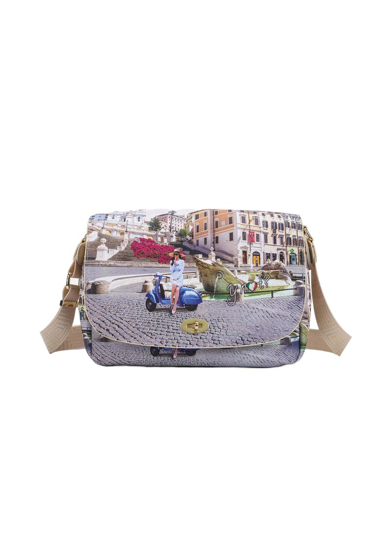 Borsa stampata con un design scenico, vari motivi di edifici, una vespa e dettagli in oro metallizzato. Include una tracolla regolabile di colore beige.