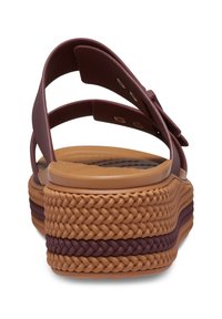 Crocs BROOKLYN BUCKLE - Badslippers - dark clay