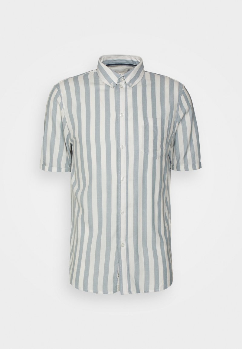 Chemise à manches courtes avec boutons, rayures verticales grises et blanches, avec une poche poitrine à l'avant, présentée sur fond blanc.