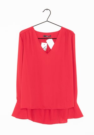 Rote Bluse mit langen Ärmeln und tiefem V-Ausschnitt, plissierten Schultern und ausgestelltem Saum. Aus glattem Stoff gefertigt, mit angebrachten Etiketten an der Innenseite.