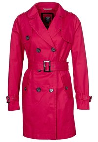 Rosa trenchcoat med dubbelknäppning, bälte och fickor. Gjord av slät tyg, med kontrasterande svarta knappar och justerbara ärmslut.