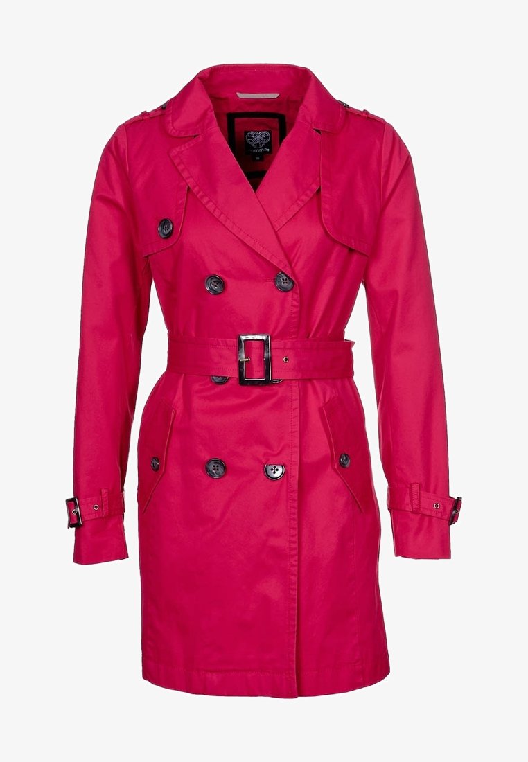 Trench-coat rose avec fermeture à double boutonnage, ceinture et poches. Fabriqué en tissu lisse, avec des boutons noirs contrastants et des poignets ajustables.