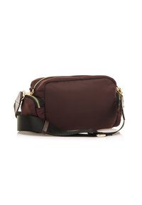 Borsa a tracolla in nylon marrone con forma rettangolare, cerniere dorate e tracolla nera regolabile. Presenta una trama trapuntata sulla parte frontale.