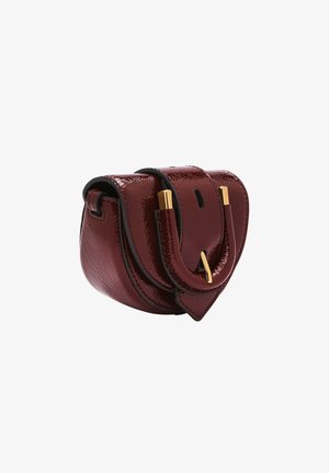 Bolso de mano de cuero charol burdeos con un diseño curvado. Presenta herrajes en tono dorado y una solapa estructurada con un acento puntiagudo en la base.