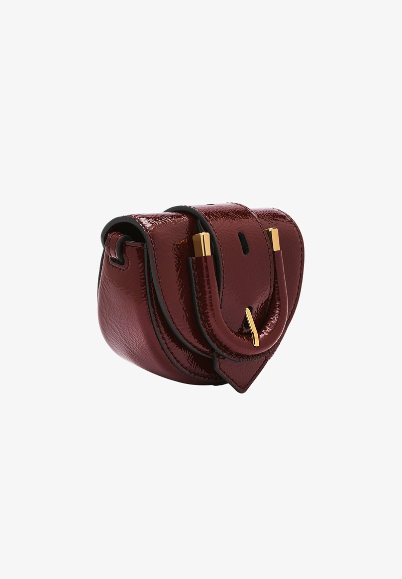 Bolso de mano de cuero charol burdeos con un diseño curvado. Presenta herrajes en tono dorado y una solapa estructurada con un acento puntiagudo en la base.