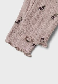 Różowy sweter dziergany z falbaniastymi brzegami, z teksturowanym wzorem i małymi kwiatowymi zdobieniami w ciemnym fioletowym i zielonym kolorze.
