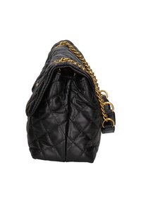 Borsa in pelle nera trapuntata con tracolla in catena dorata, caratterizzata da una forma arrotondata e una superficie testurizzata. Design a doppio scomparto.