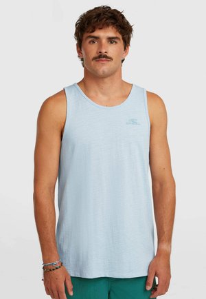 Lichtblauw, mouwloos tanktop met een ronde hals, gemaakt van zachte stof. Voorzien van een subtiel logo op de borst. Casual pasvorm en ontwerp.