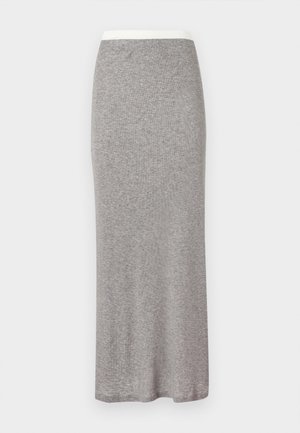 Γκρι, πλεκτή φούστα μέχρι το πάτωμα με απαλό υφή και εφαρμοστή μέση. Απλός σχεδιασμός, χωρίς ορατά μοτίβα ή εξαρτήματα.