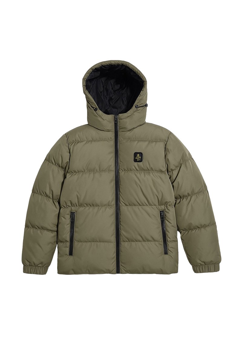 Giacca imbottita verde oliva con chiusura a zip, cappuccio e dettagli neri. Caratterizzata da un motivo a righe orizzontali e tasche laterali con zip.