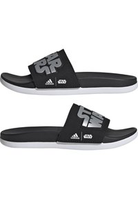 Mustat Adidas-liukuvarpaat, joissa on teksturoitu hihna hopeisella "STAR WARS" -brändäyksellä, valkoinen ulkopohja ja sileä sisäpohja.