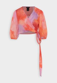 Top de manga corta en un degradado de tonos naranja y rosa, con un cierre de lazo y tejido fluido y transparente.