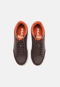 Fila COURTBAY - Zapatillas - coffee bean/sable