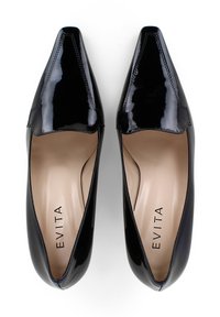 Scarpe a punta in vernice nera con finitura liscia, dotate di un vamp basso e di una soletta beige con il marchio "EVITA".