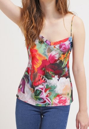Kolorowa kwiecista koszulka na ramiączkach, wykonana z gładkiego materiału, z dekoltem w łódkę i cienkimi ramiączkami, zdobiona żywymi, abstrakcyjnymi wzorami kwiatowymi.