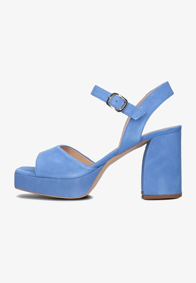 Sandales à plateforme en suède bleu clair avec une open toe, une sangle au niveau de la cheville sécurisée par une boucle en argent et un talon carré épais.
