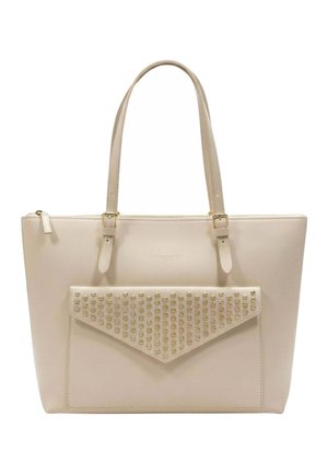 Sac fourre-tout beige avec deux poignées, poche avant avec rabat décoré de clous dorés, et fermeture éclair en haut.