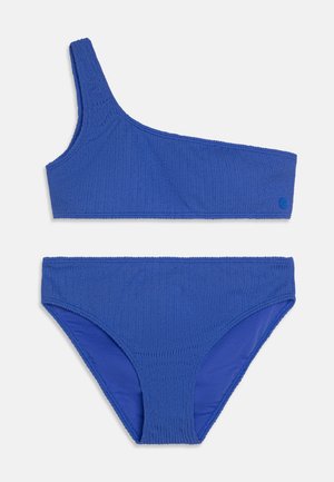 Conjunto de bikini azul que presenta un top asimétrico y un fondo clásico. Tejido texturizado con un sutil patrón acanalado y un forro suave.
