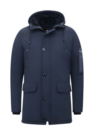 Marineblauwe winterjas met capuchon, knoopsluiting, twee voorzakken met klep, zijzakken met drukknopen en een ritszak op de linker mouw.