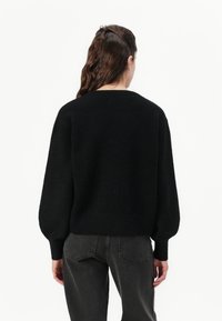 Vero Moda VMBOOM V NECK VER - Svetrík - black