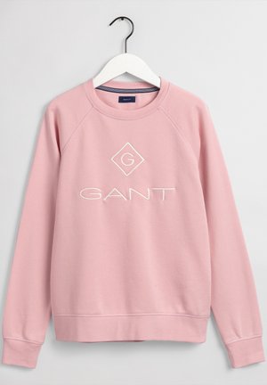 Sweat-shirt rose à manches longues avec col rond, logo blanc GANT centré sur le devant, présenté sur un cintre blanc sur fond uni.
