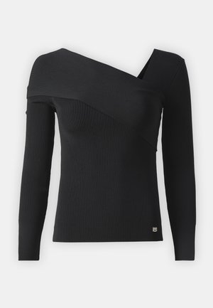 Top negro de manga larga con tejido acanalado que presenta un diseño asimétrico, un cuello ancho y una sola tirante en el hombro. Detalle del logo dorado en el dobladillo.