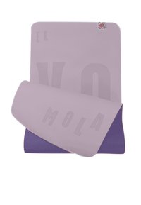 Lila Yoga-Matte mit texturiertem Oberflächen und geprägtem Schriftzug. Eine Ecke umgeschlagen, sodass die dunklere lila Unterseite sichtbar wird. Robustes und flexibles Design.