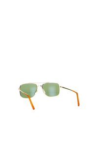 Occhiali da sole in metallo con lenti verdi quadrate, montatura dorata e aste con accenti arancioni. Lenti trasparenti e dettagli hardware minimi.